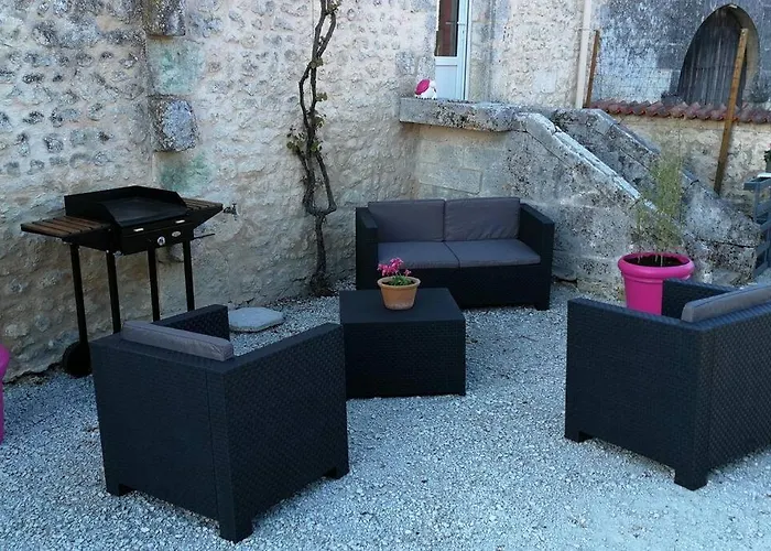 Maison Charentaise A La Campagne