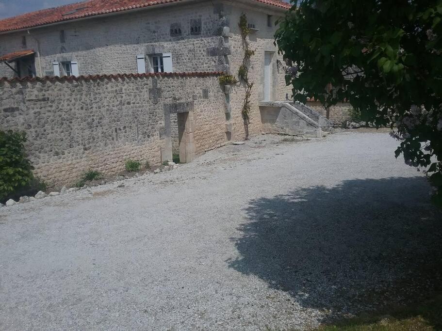 Maison Charentaise A La Campagne